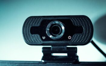 5 Tanda Hacker Sedang Mengintai Kamu melalui Webcam Komputer