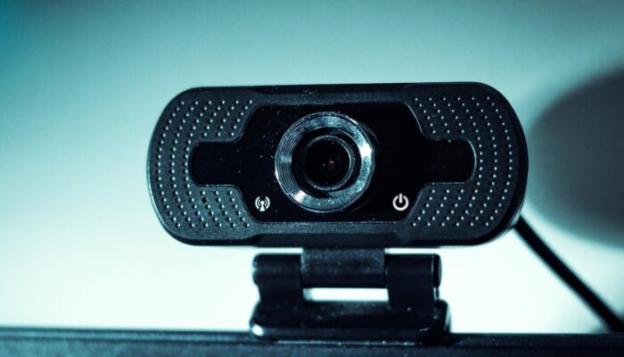 5 Tanda Hacker Sedang Mengintai Kamu melalui Webcam Komputer
