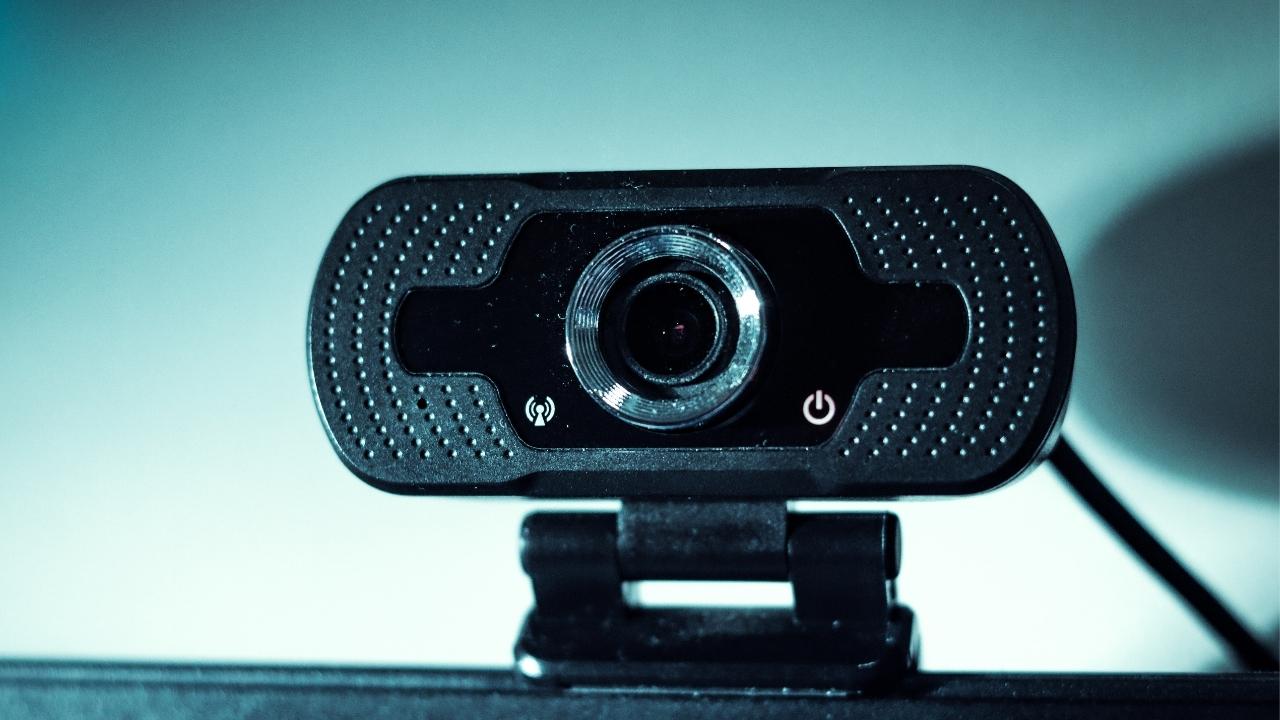 tanda hacker sedang mengintai melalui webcam