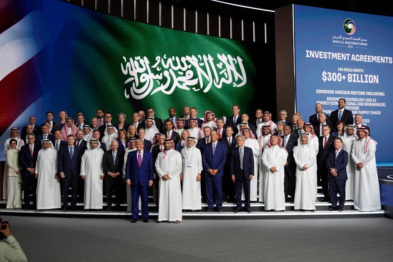 https://www.worldsbeyondnft.com/nvidia-dan-amd-gandeng-anak-perusahaan-saudi-pif-untuk-bangun-pabrik-ai-dengan-nilai-10-miliar-dolar-lebih