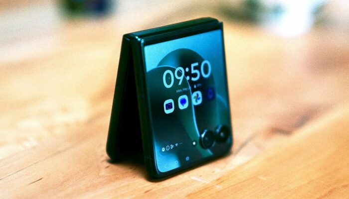 Review Motorola Razr Ultra (2025): Flip Phone Terbaik Saat Ini?