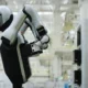 Inilah Robot Pertama di Dunia yang Bisa Ganti Baterai Sendiri